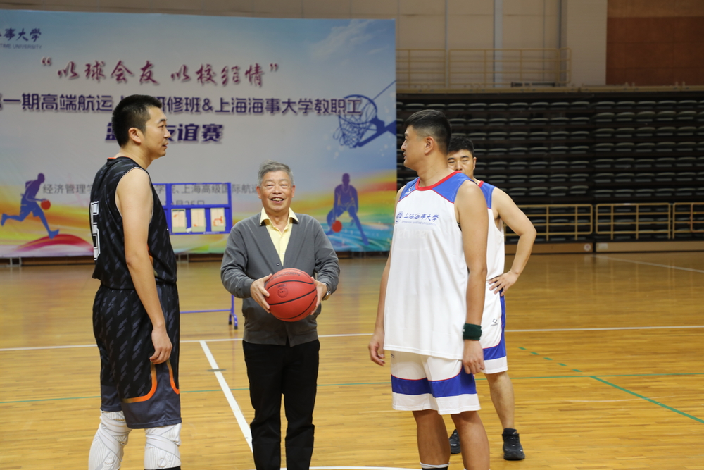 学校原副校长肖宝家开球