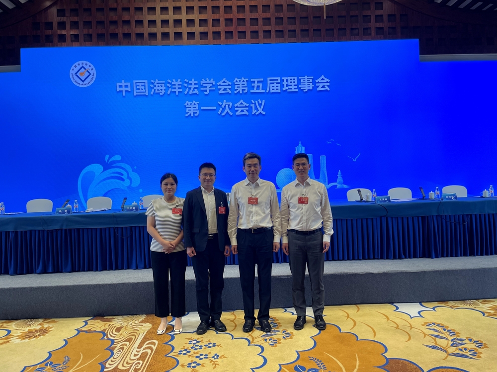 初北平校长与学校当选的理事合影