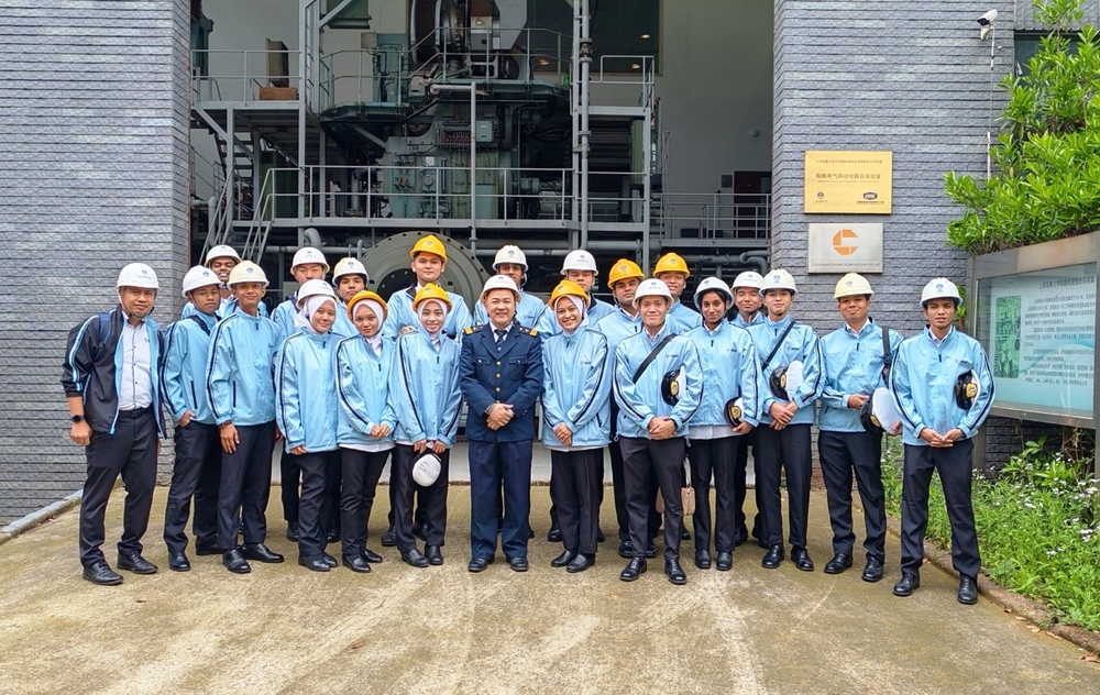 参观自动化机舱