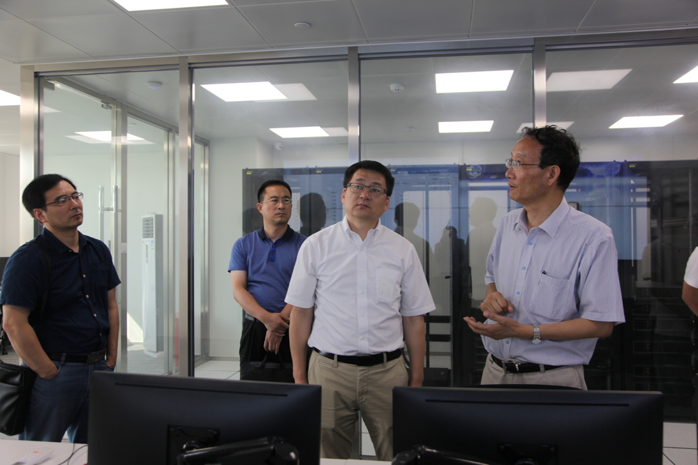 李扬院长一行参观我校跨境供应链风险大数据分析实验室