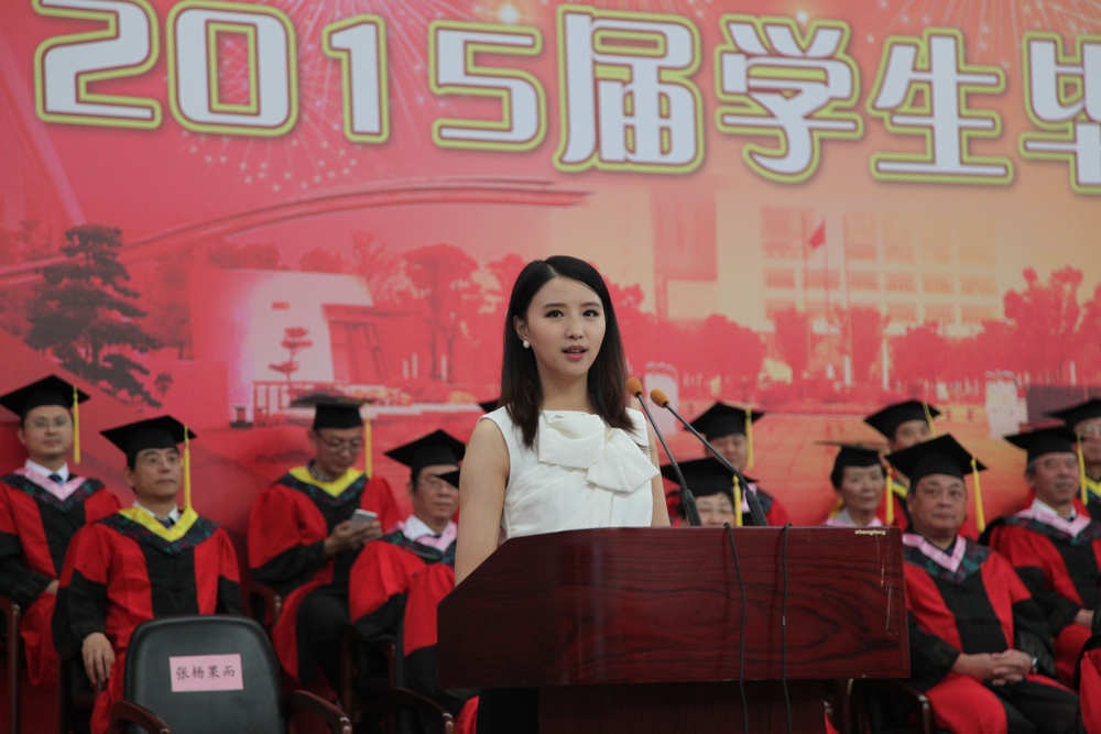 优秀校友代表张杨果而发言