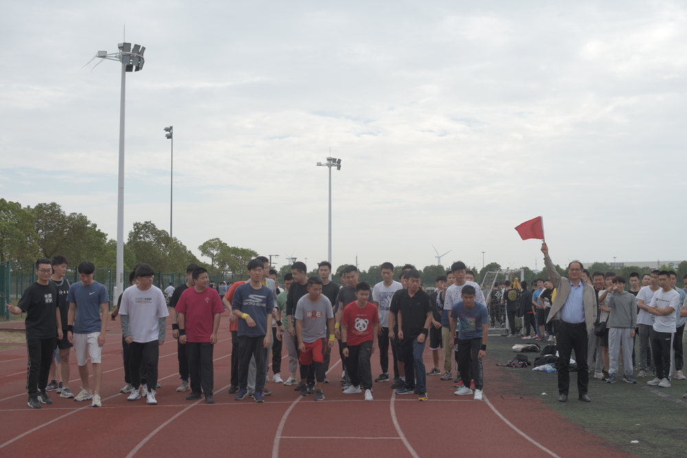 发令员老师一丝不苟的工作 