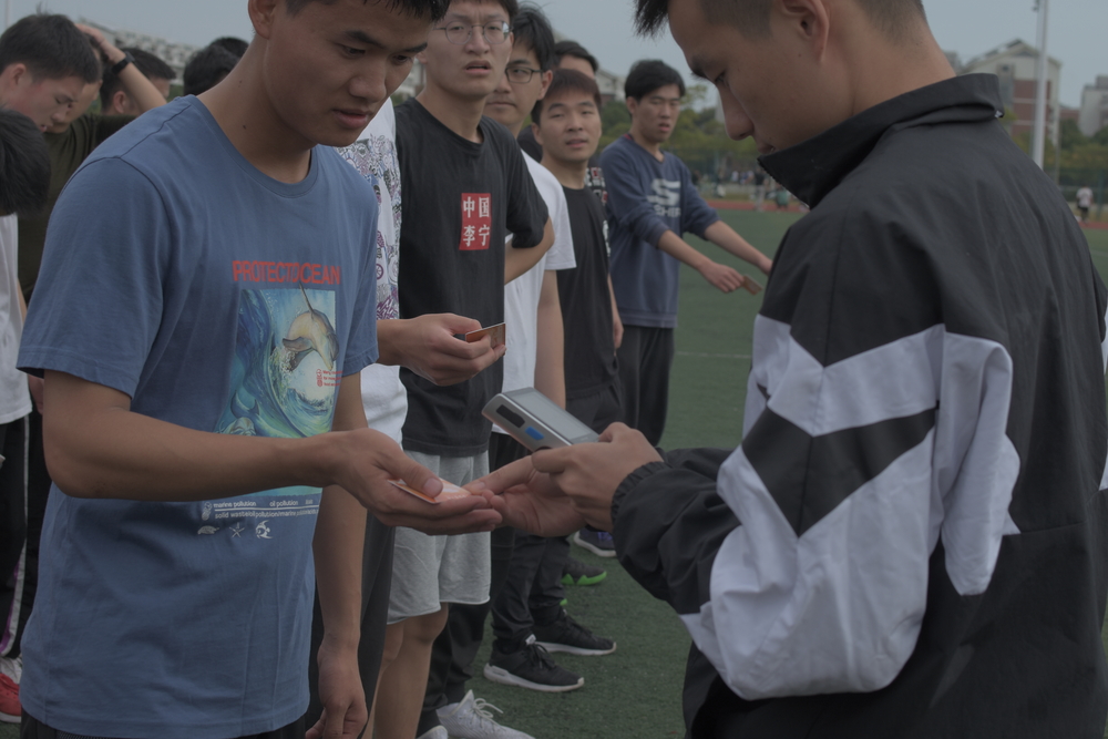 裁判员老师认真核查学生证件