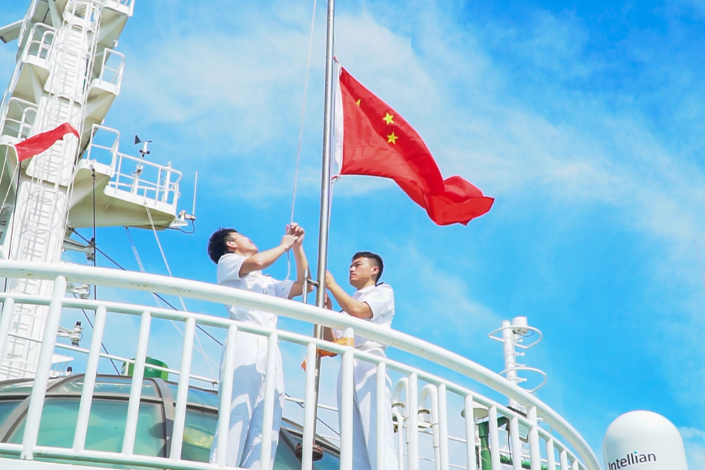 “育明”轮举行升旗仪式