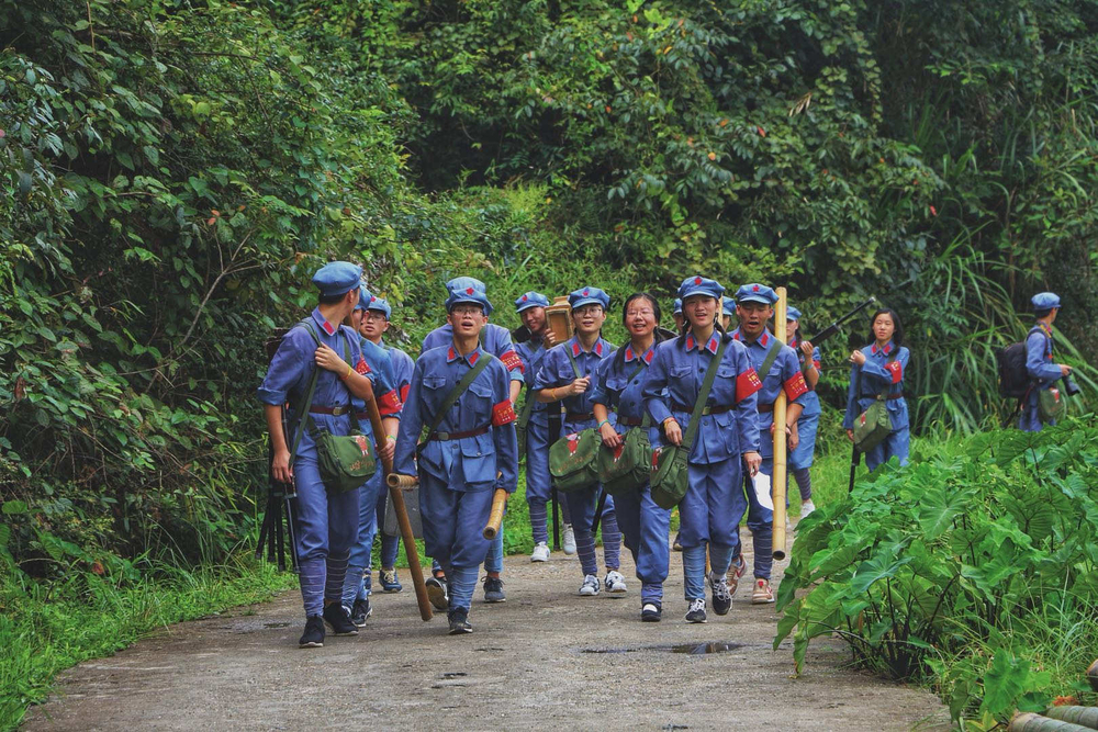 海大学生体验“红军的一天”