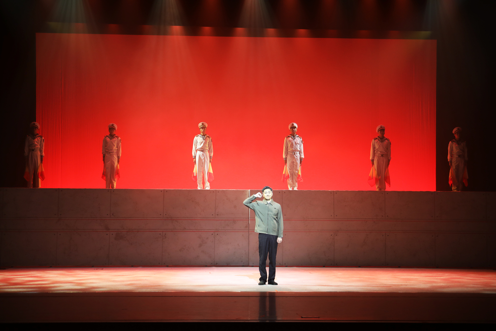 剧照7 陈嘉震入党宣誓