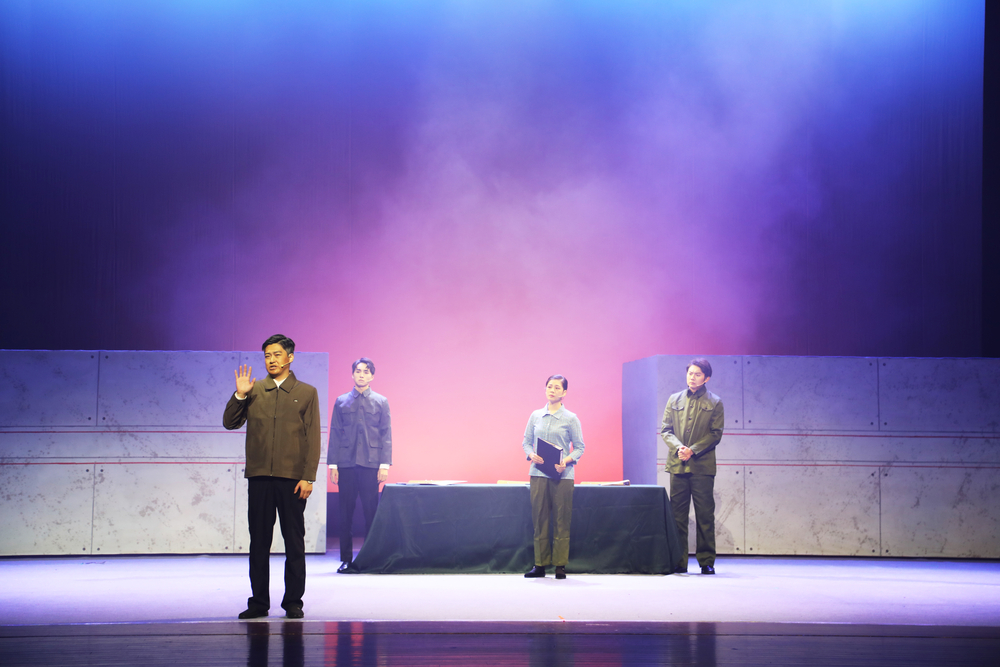 剧照9 亚太班答辩现场（老师）