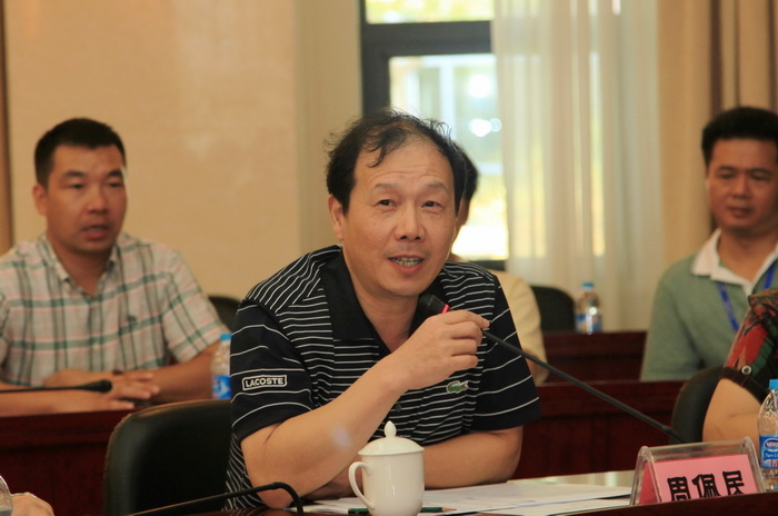 信访办主任周佩民发言