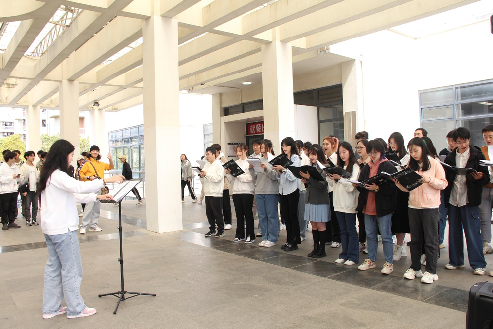 海馨食堂二楼合唱团演唱现场