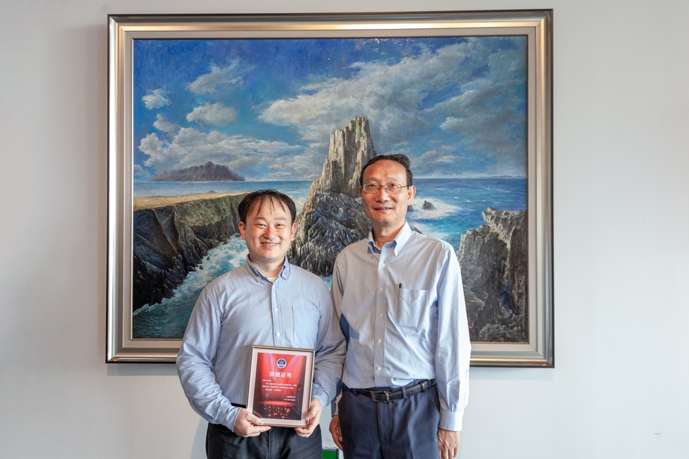 黄有方校长为宋智容老师颁发捐赠证书