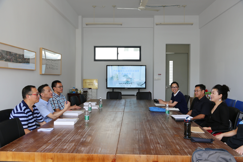 与教师座谈交流