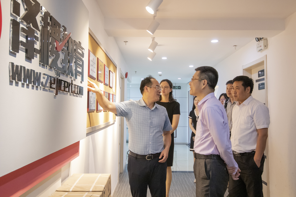 蒋望校友介绍公司发展情况