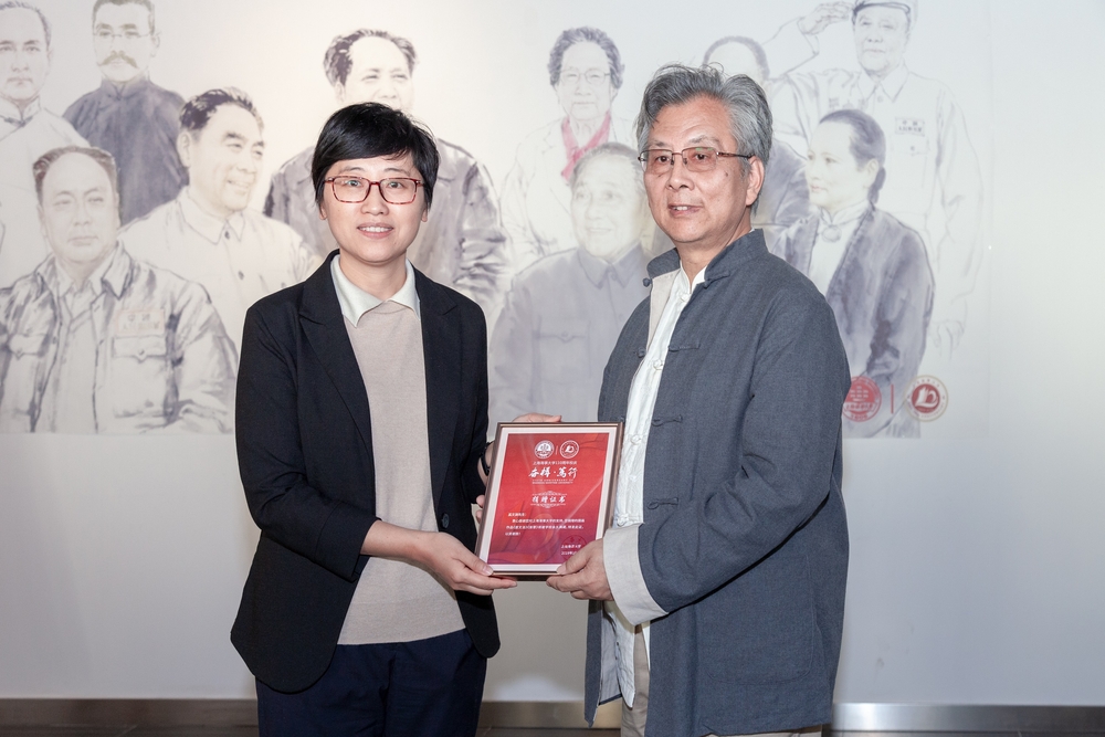 贺莉副书记为奚文渊颁发捐赠证书