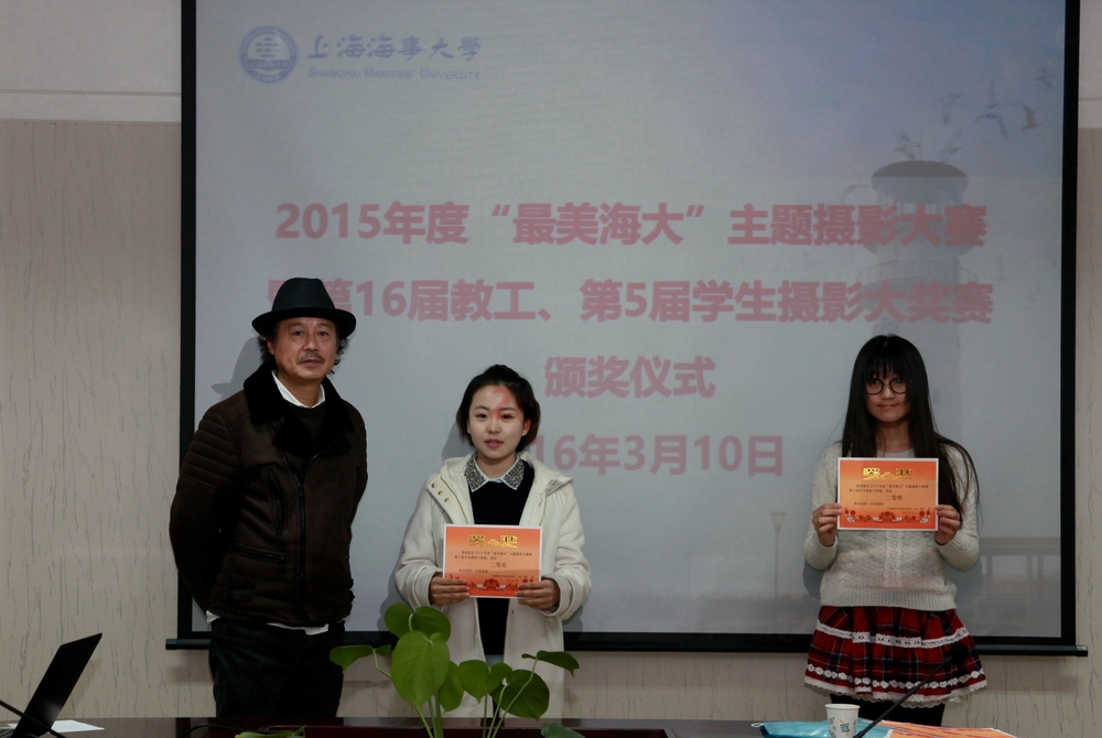 尔冬强为获奖同学颁奖