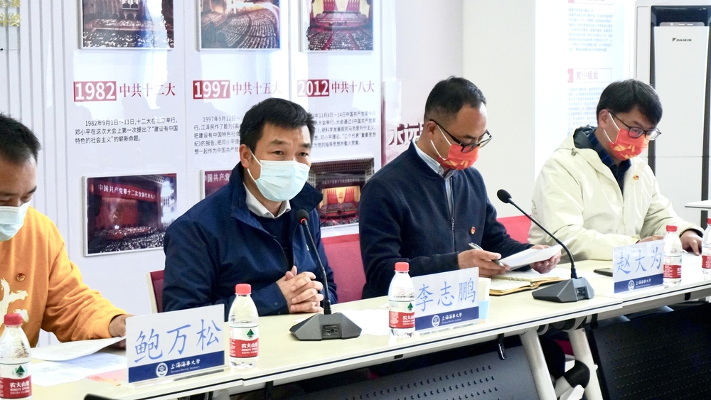 学校举行疫情防控志愿服务“青年突击队”授旗仪式