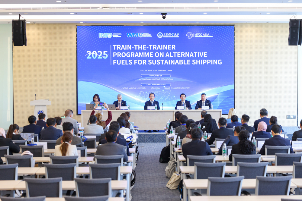共享航海技术 赋能绿色未来 ——2025年国际海事组织船员温室气体减排适任能力“培训培训师（Train-the-Trainer）”高级研修班在上海海事大学顺利开班