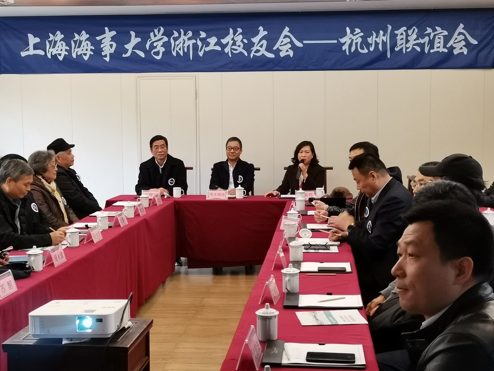 校长办公室主任、校友联络处处长、校友会秘书长李新伟介绍学校发展情况