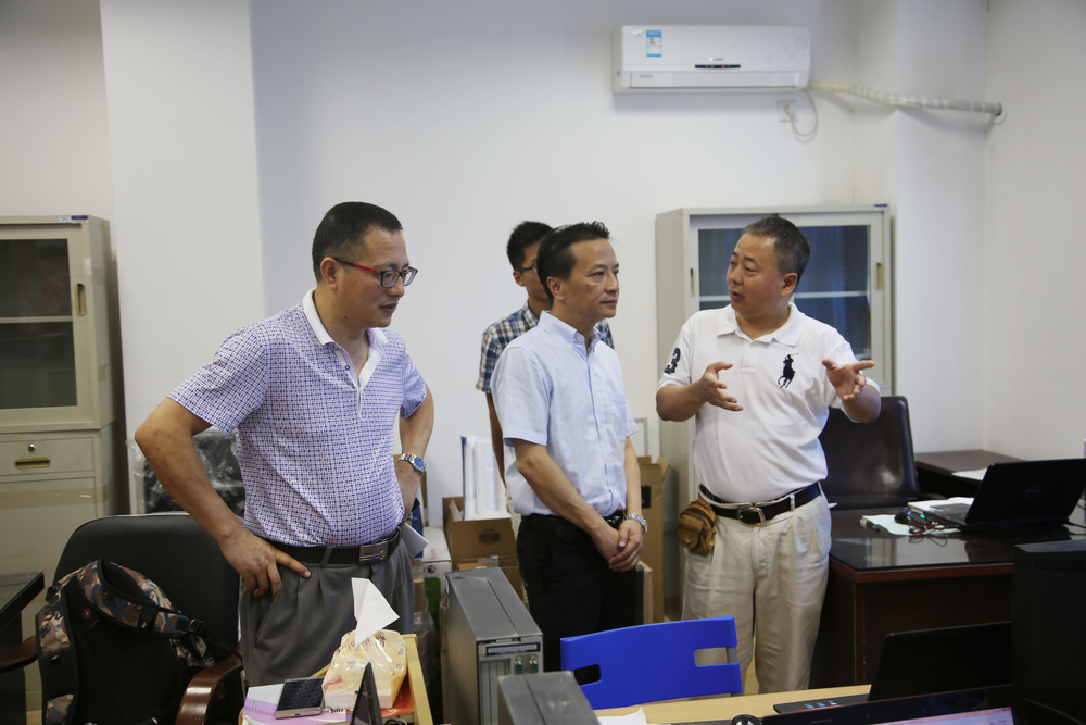 严伟副校长慰问科研一线教师