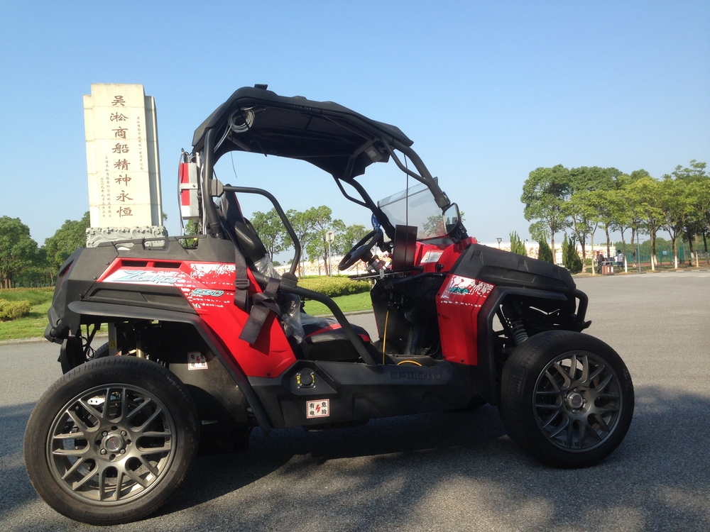 “智能互联+四轮独立驱动电动车”自动驾驶行进在校园