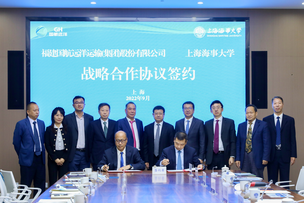 李志鹏副校长、周金平常务副总裁签署战略合作协议