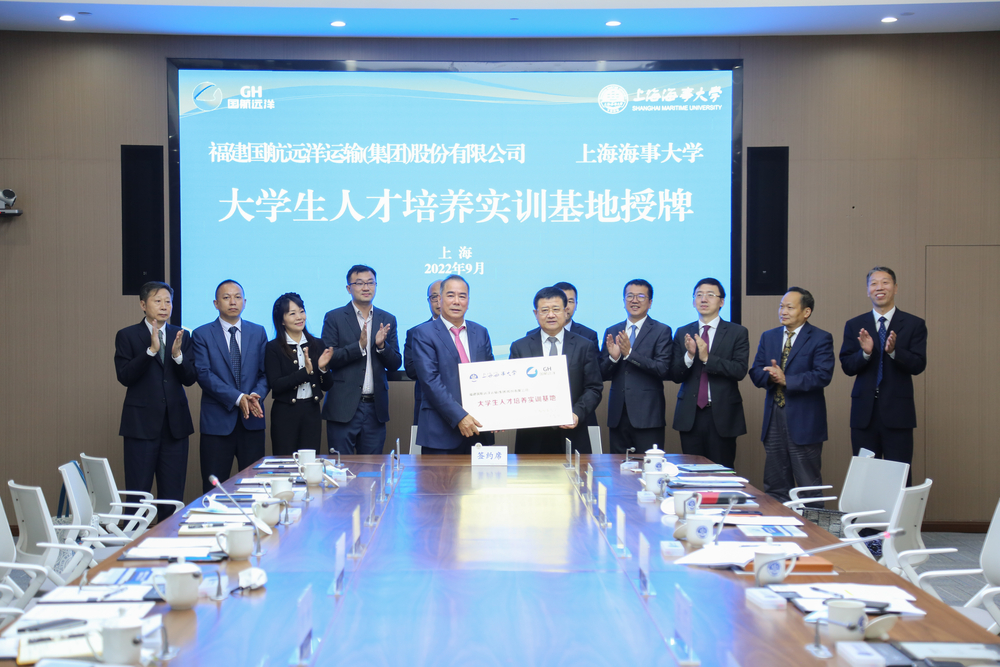 宋宝儒书记为公司颁发“大学生人才培养实训基地”铭牌