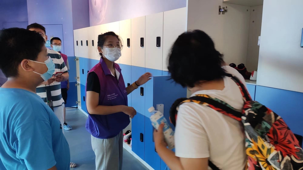 志愿者引导游客寄存物品