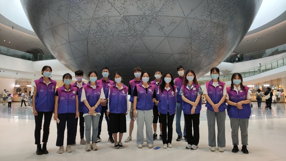 志愿者在上海天文馆内合影