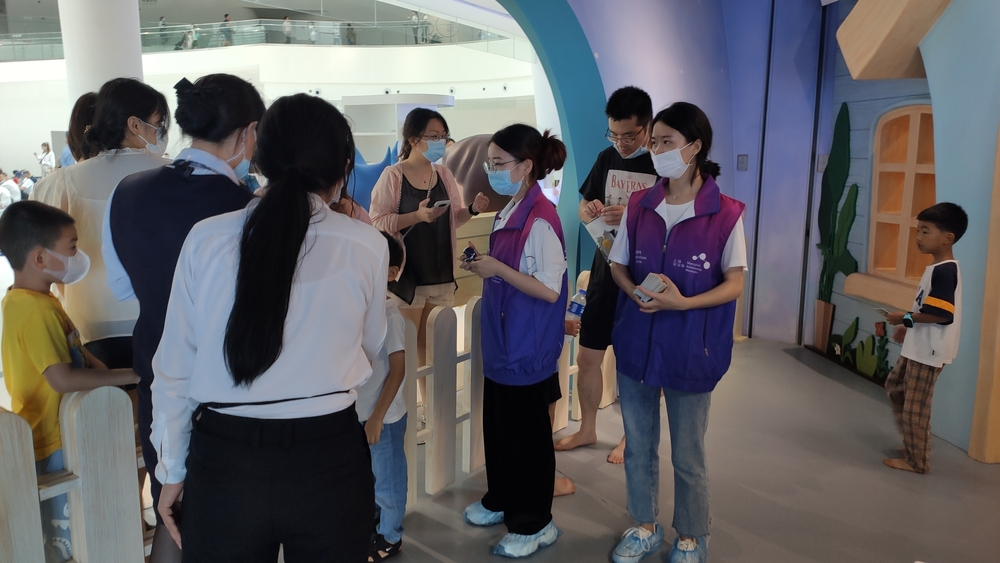 志愿者为游客答疑解惑