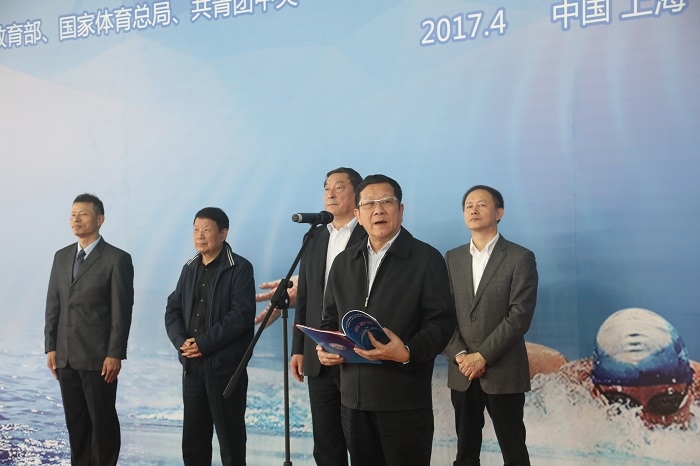 上海市大学生体育协会、中学生体育协会名誉会长薛明扬致开幕词并宣布运动会开幕