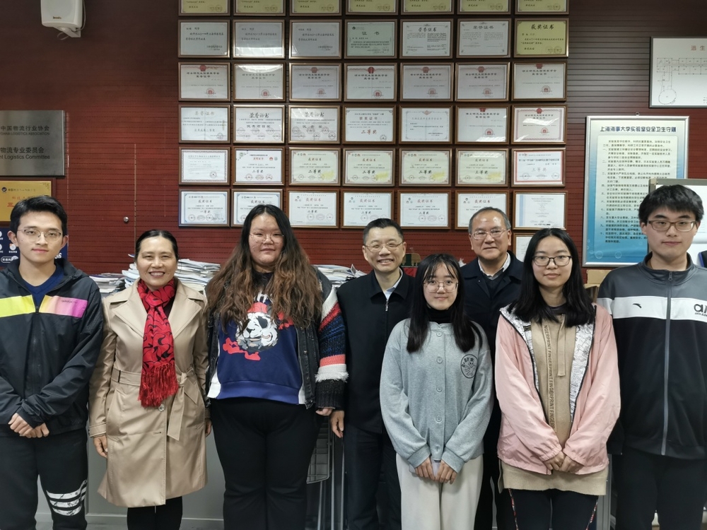 陆靖校长和参赛学生团队合影