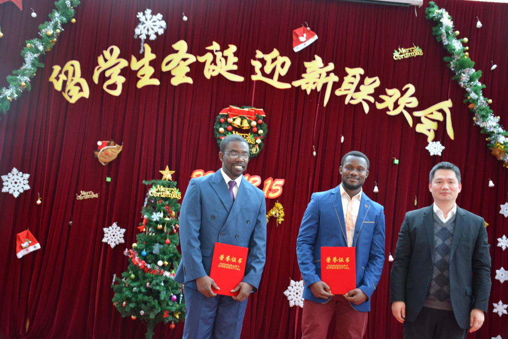 阮巍院长为中国政府奖学金优秀学生奖颁发证书