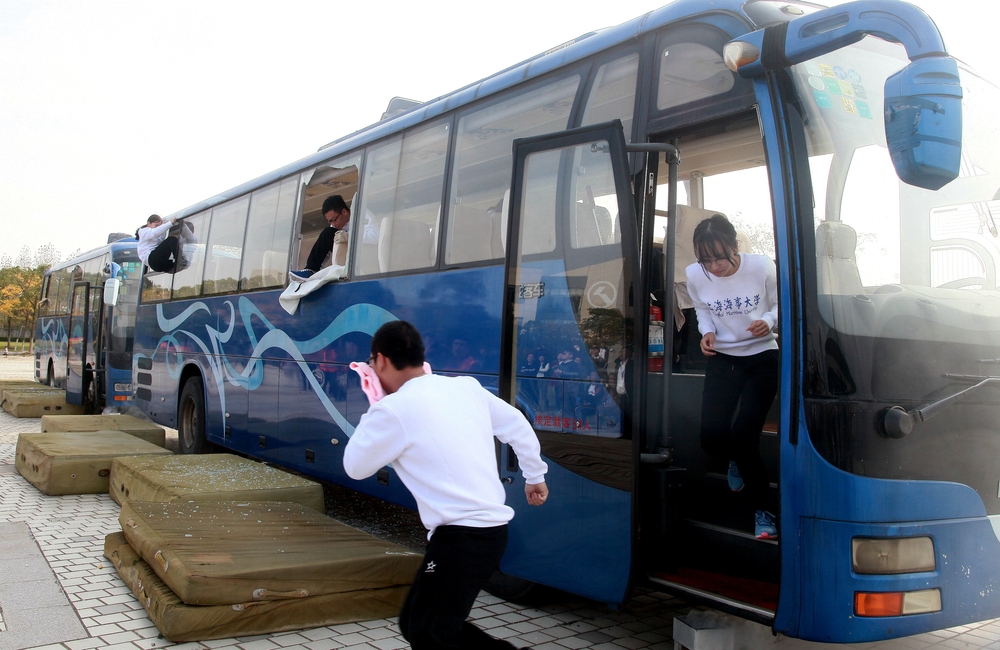 我校代表队大巴逃生