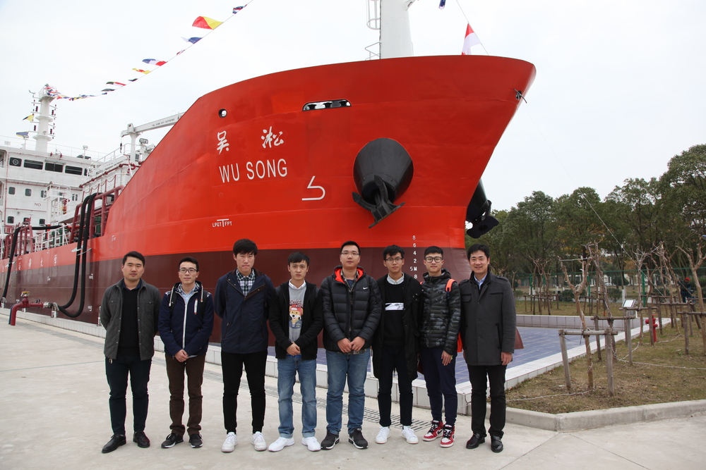 参观“吴淞”号