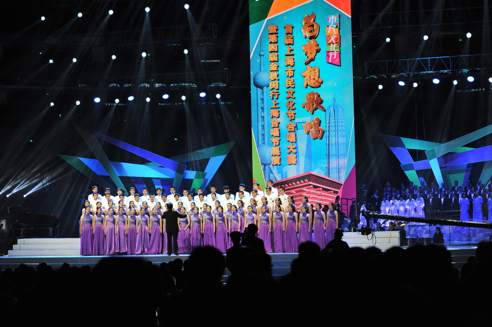 我校合唱团演出