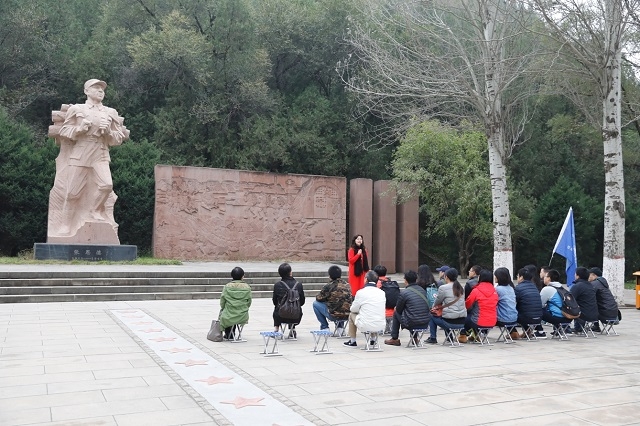 在张思德的塑像前重温为人民服务的誓言