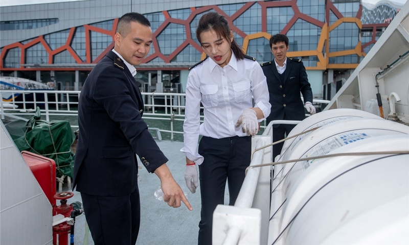 在开航前检查客船设备