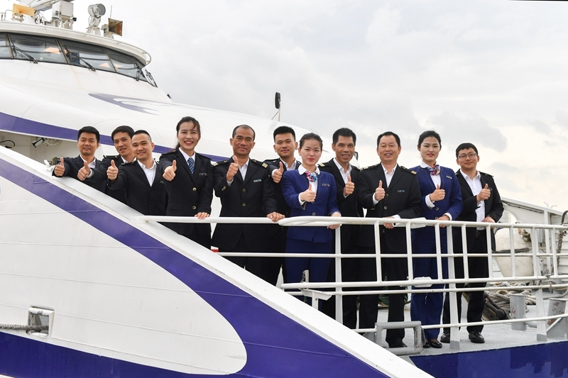 与团队同事在高速客船上