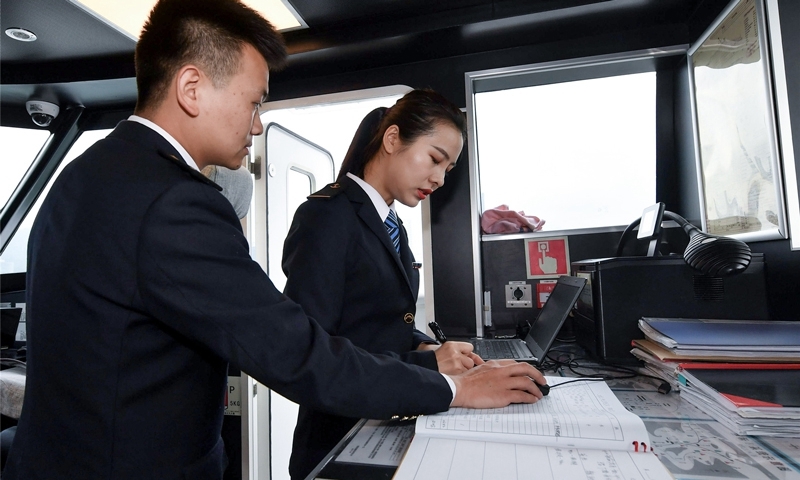 何倩倩每天都会提前一小时左右到达客船，做好开航前各项检查工作