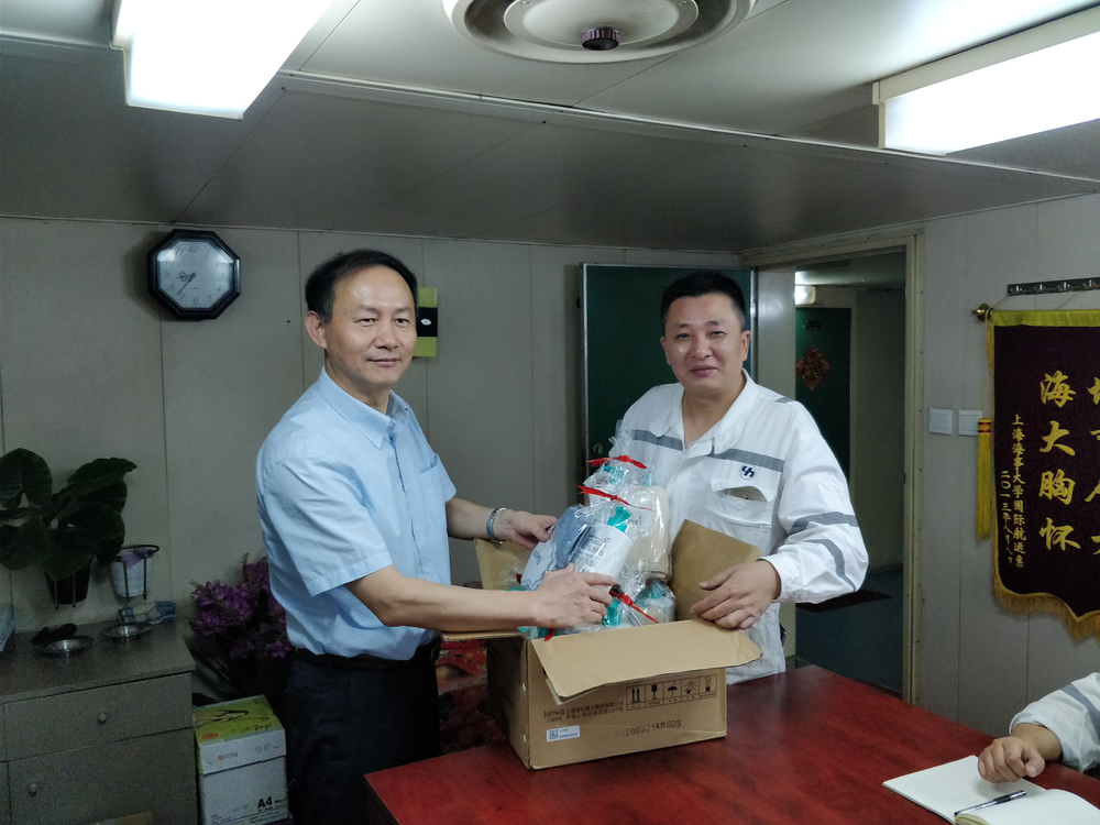 金永兴书记上“育锋”轮慰问