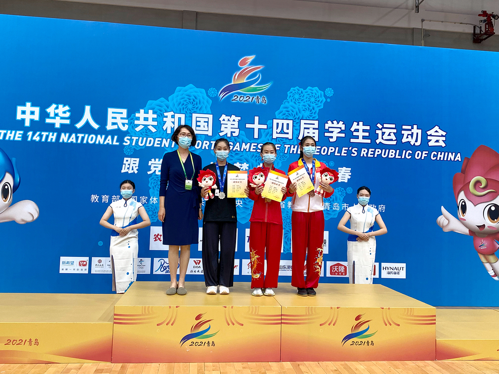 张子琪领奖（左二）