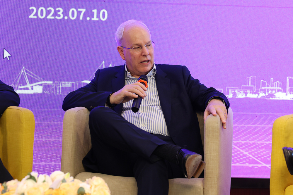 克莱夫·阿斯顿做交流发言