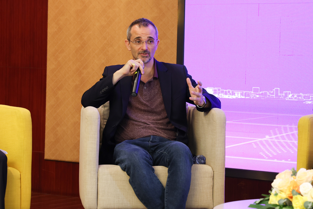 安德鲁·瑞根·格林做交流发言