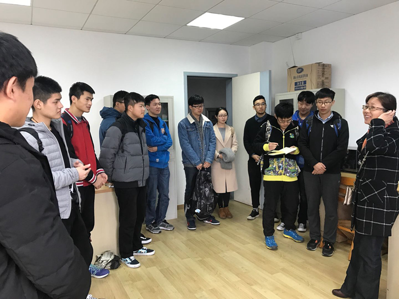 与学生讨论问题