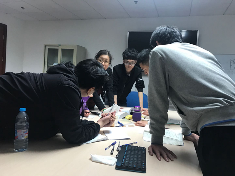 与学生讨论问题