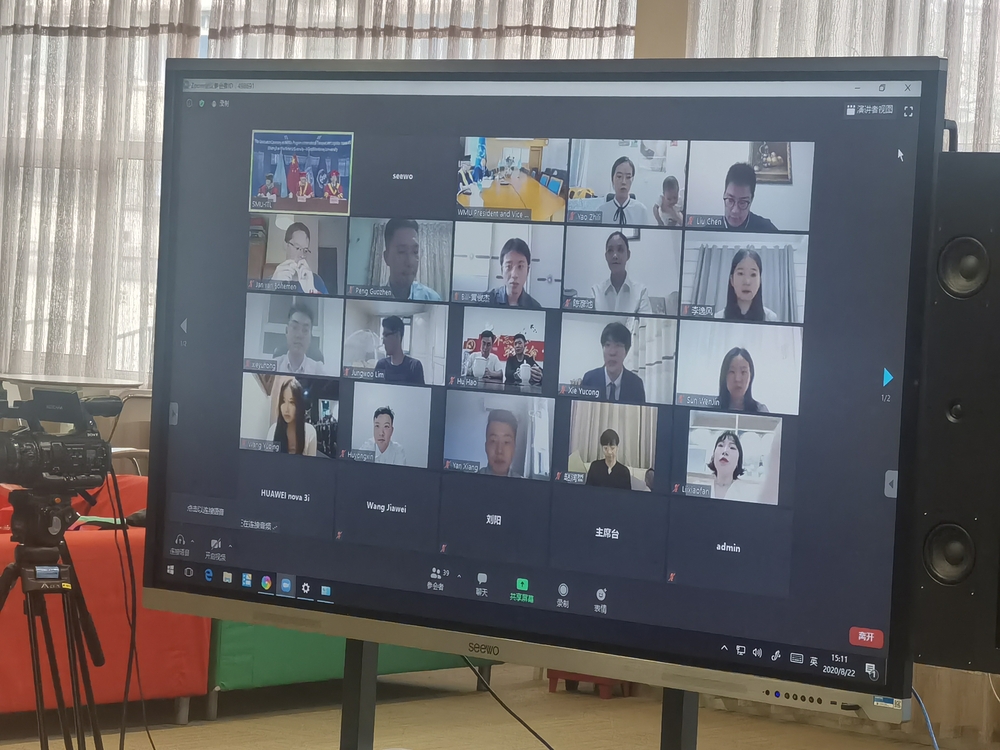 毕业生们线上参与毕业典礼