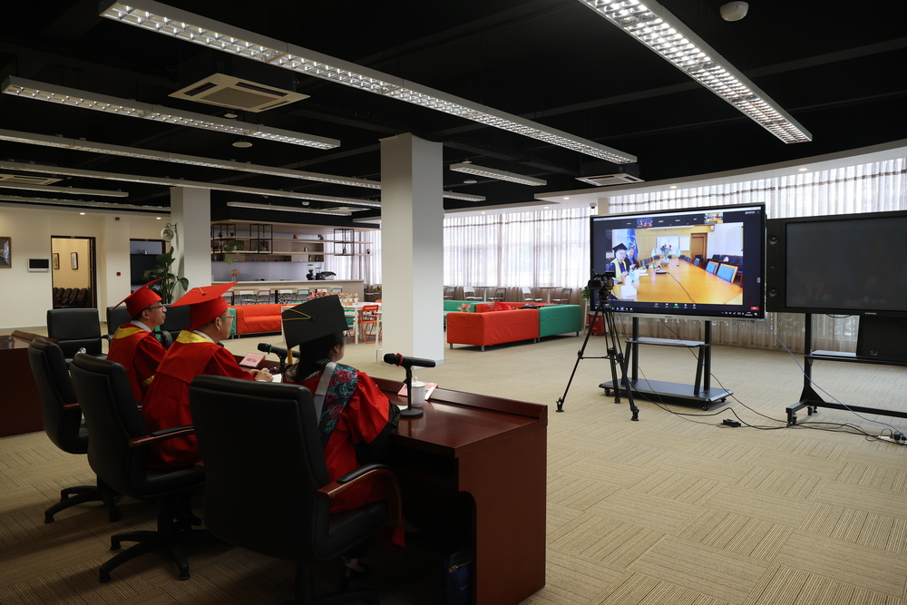 两校领导通过视频连线互致问候