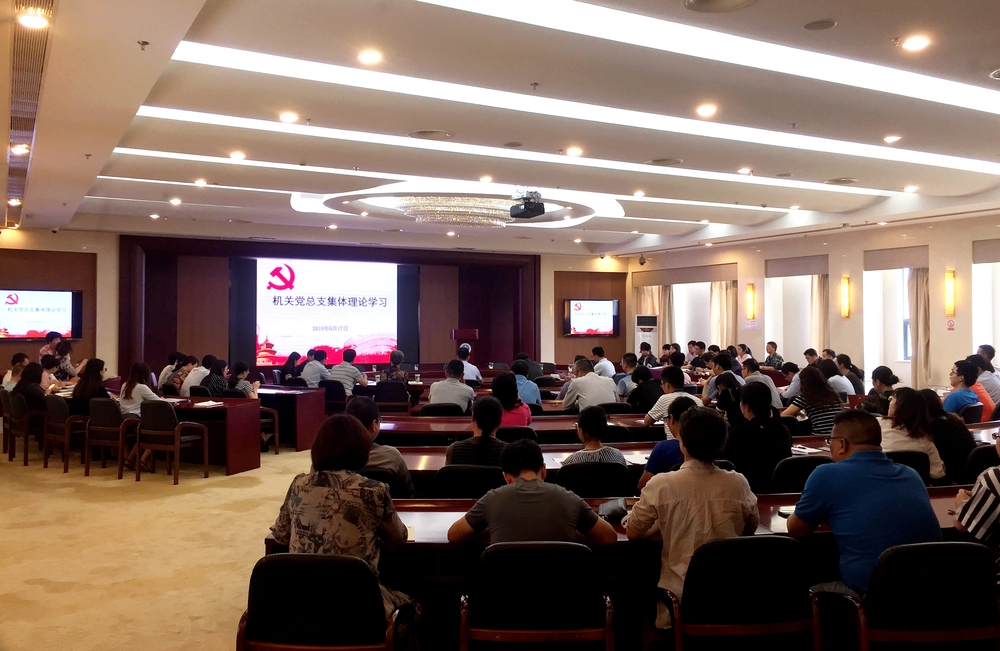 我校机关党总支组织党员集体学习