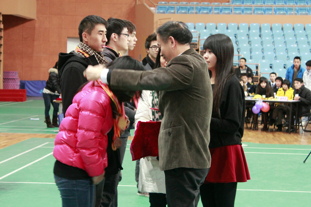 金永兴副校长为在全国大运会上荣获2金1铜的李娜同学颁奖