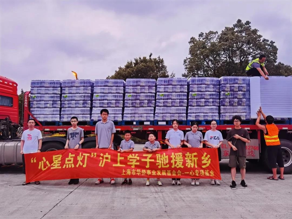 筹集物资（右一为马远翔）