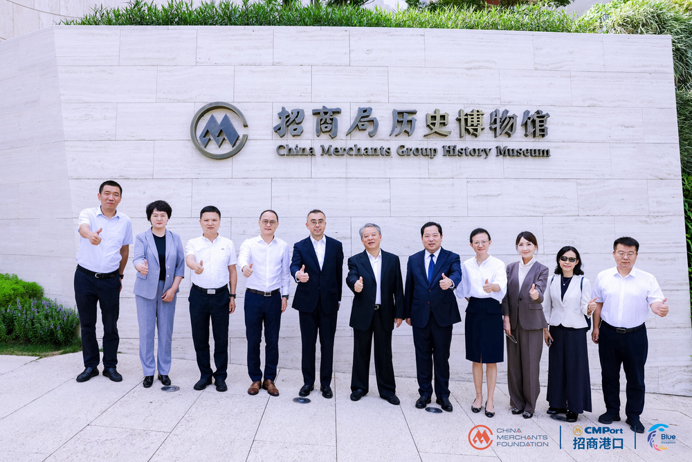严大龙与各校领导、嘉宾在招商局慈善基金会黄奕秘书长陪同下参观招商局历史博物馆